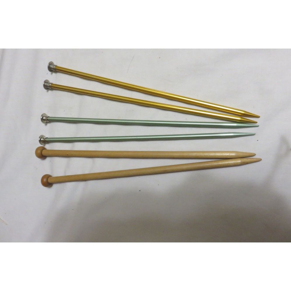 6 VINTAGE KNITTING NEEDLES, 4 BOYE (2 ARE WOODEN) AND 2 BATES